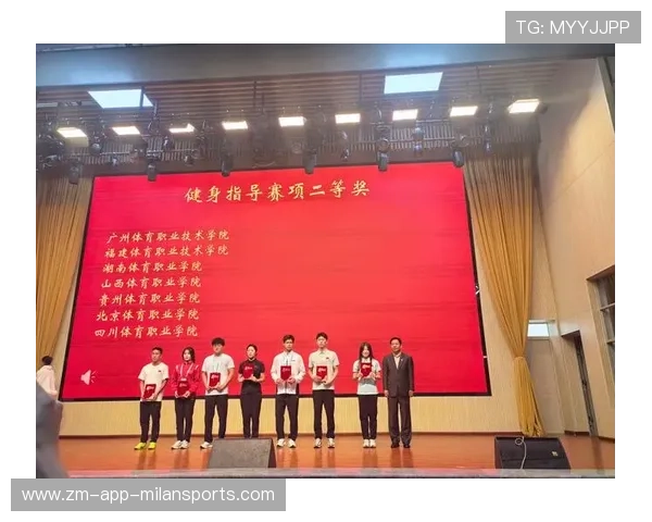 国际游泳教练在训练中采用数据可视化报告指导训练调整,游泳教练技术